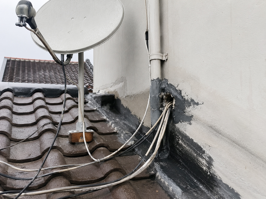 Bekas Renovasi Lama di Area Atap Tidak Rapi