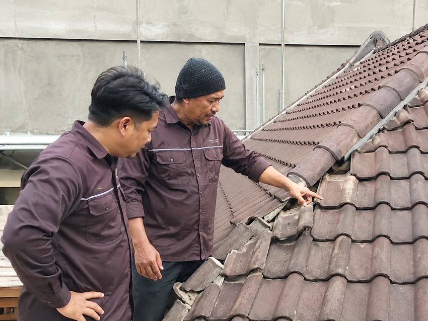 Genteng yang Bergeser atau Pecah