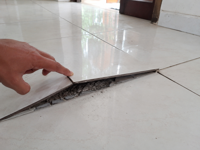 Keramik Mulai Kopong dan Terangkat