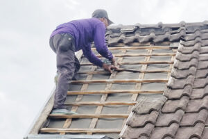 memperbaiki atap rumah bocor