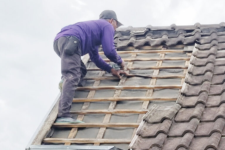 memperbaiki atap rumah bocor